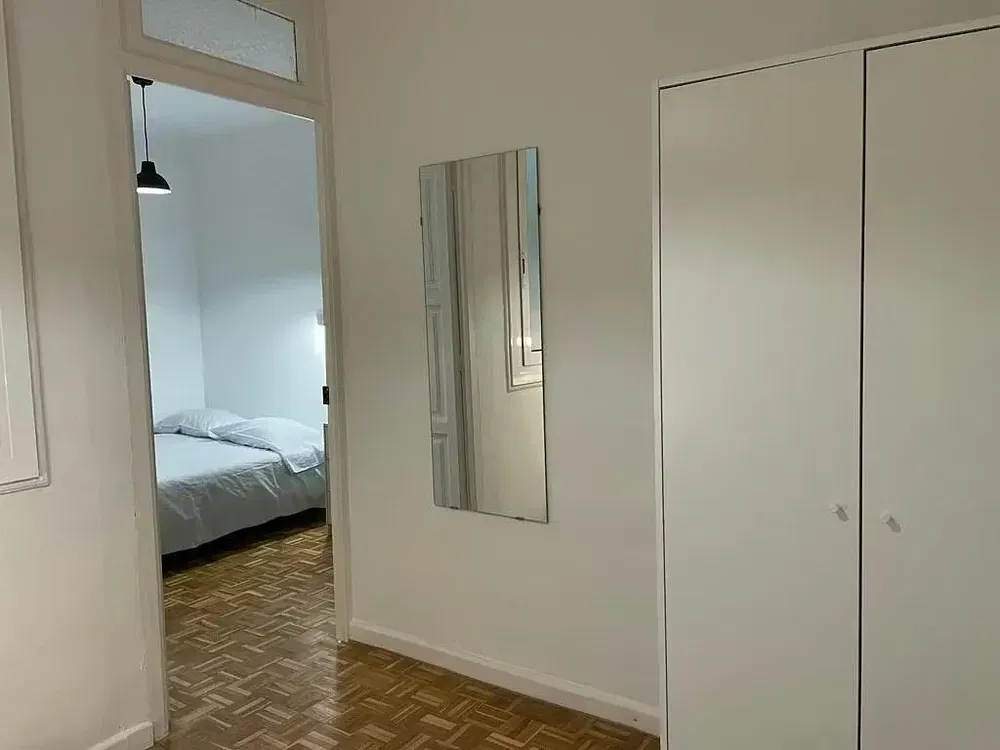 Keuken; keukenapparatuur, houten vloer, natuurlijk licht, moderne stijl