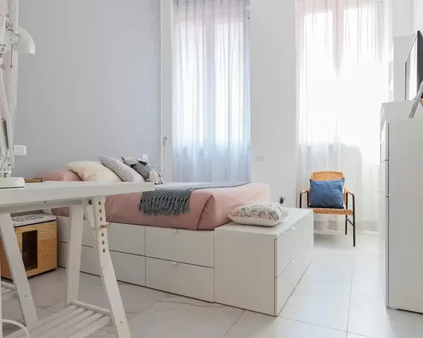 Keuken; keukenapparatuur, houten vloer, natuurlijk licht, moderne stijl