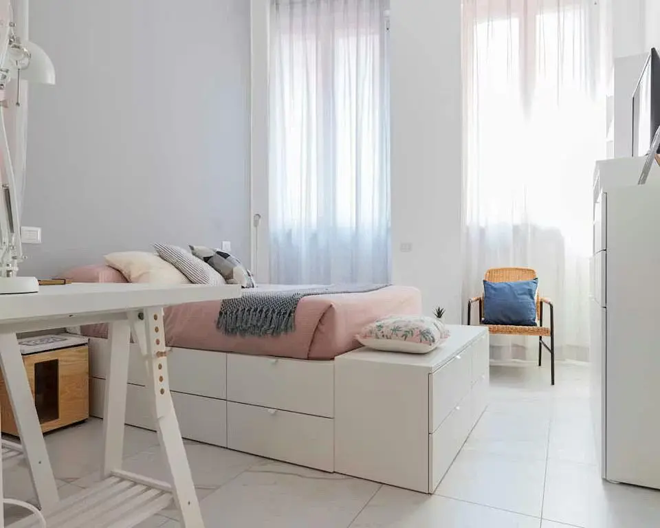 Keuken; keukenapparatuur, houten vloer, natuurlijk licht, moderne stijl