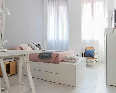 Keuken; keukenapparatuur, houten vloer, natuurlijk licht, moderne stijl