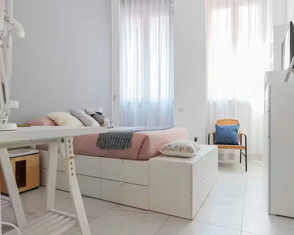 Küche; küchengeräte, holzboden, tageslicht, moderner stil