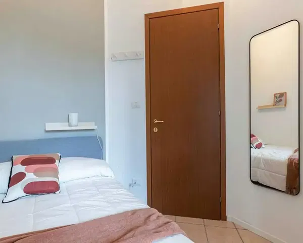 Kuchyně; kuchyňské spotřebiče, dřevěná podlaha, přirozené světlo, moderní styl