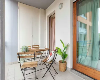 Kuhinja; kućanski aparati, drveni pod, prirodna svjetlost, moderan stil