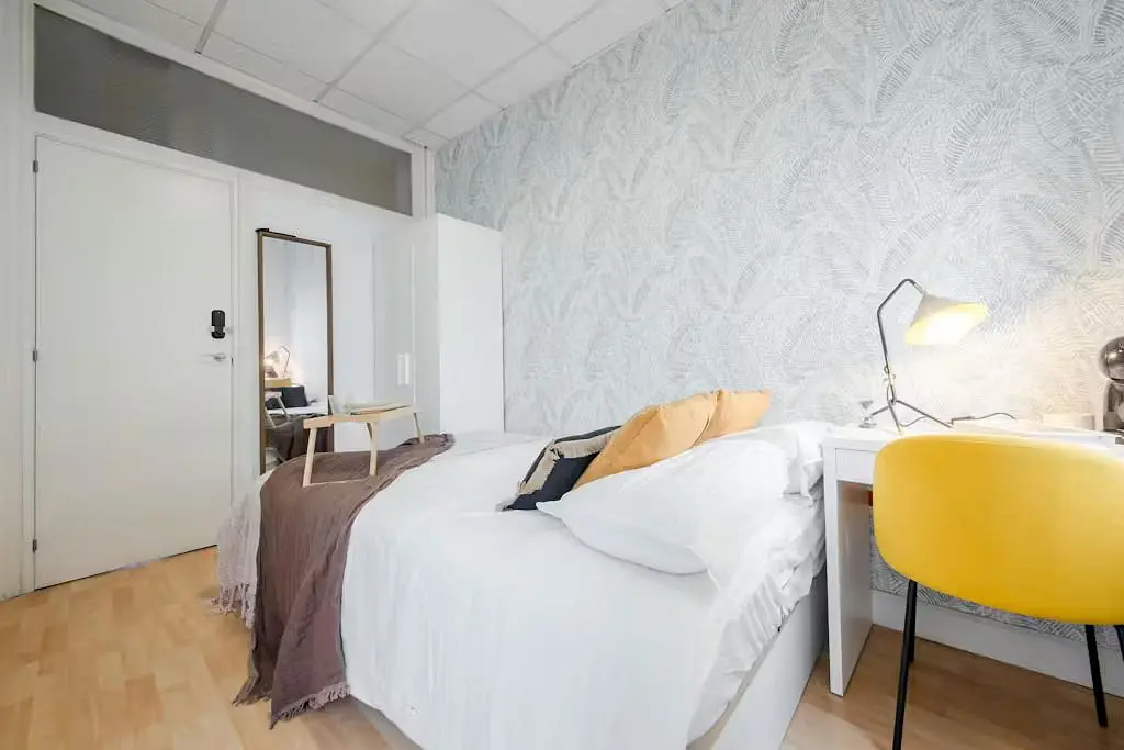 Küche; küchengeräte, holzboden, tageslicht, moderner stil