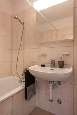 Küche; küchengeräte, holzboden, tageslicht, moderner stil