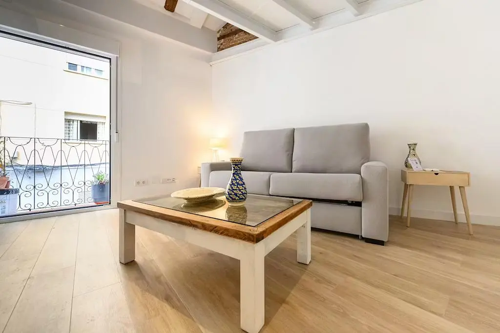 Хол; дървен под, естествена светлина, модерен стил