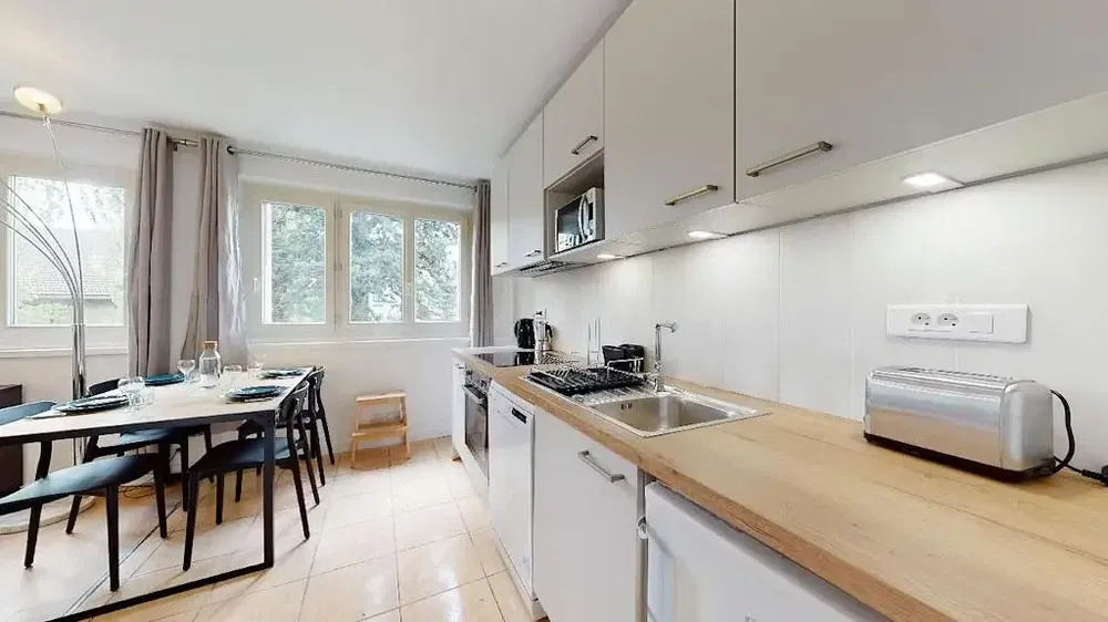 Kuhinja; kućanski aparati, drveni pod, prirodna svjetlost, moderan stil