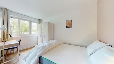 Kuhinja; kućanski aparati, drveni pod, prirodna svjetlost, moderan stil