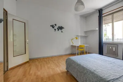 Cuisine; électroménager, parquet, lumière naturelle, style moderne