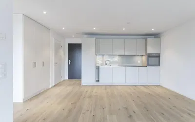 Wohnzimmer; holzboden, tageslicht, moderner stil