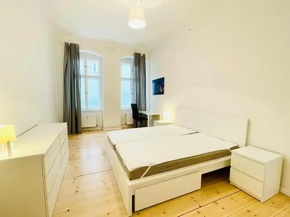 Kuchnia; sprzęt kuchenny, podłoga drewniana, światło dzienne, styl nowoczesny