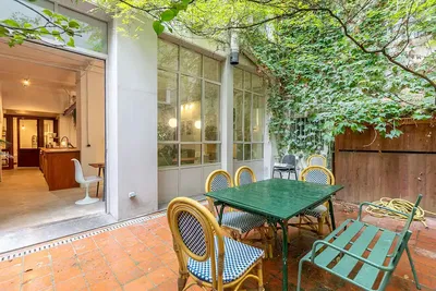 Kuchyně; kuchyňské spotřebiče, dřevěná podlaha, přirozené světlo, moderní styl