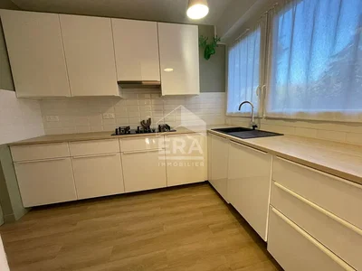 Кухиња; кухињски апарати, дрвени под, природно светло, модерни стил