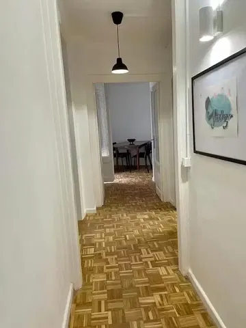 Kuchnia; sprzęt kuchenny, podłoga drewniana, światło dzienne, styl nowoczesny