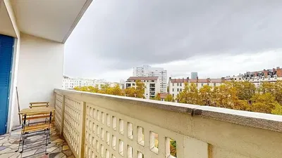 Wohnzimmer; holzboden, tageslicht, moderner stil