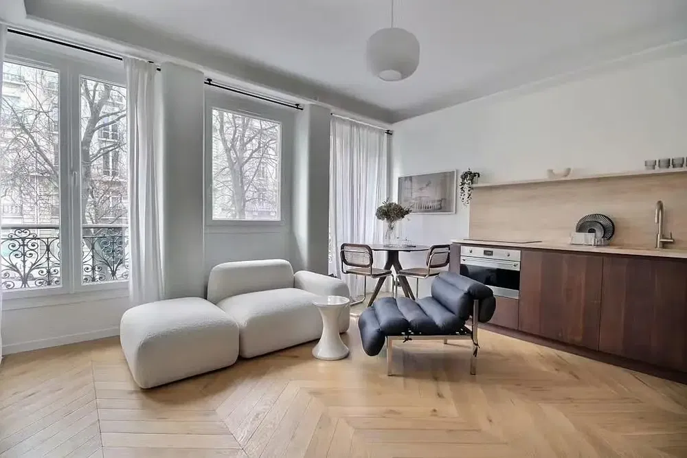 Dnevna soba; drveni pod, prirodno svjetlo, moderni stil