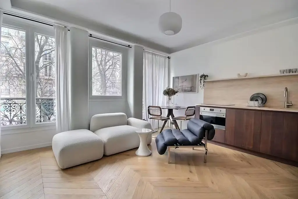 Dnevna soba; drveni pod, prirodno svjetlo, moderni stil