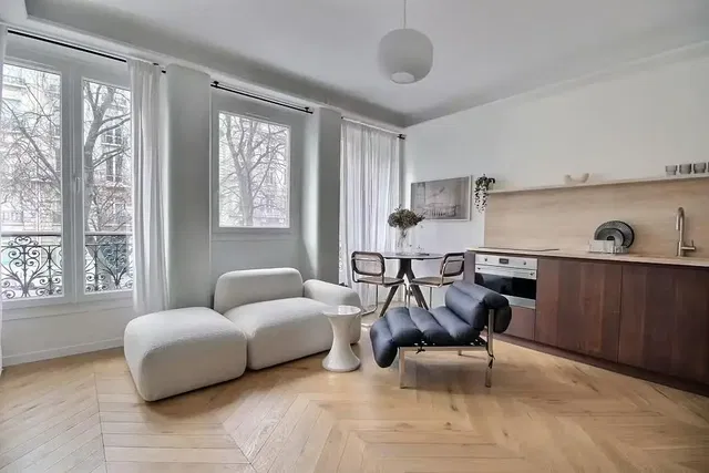 غرفة معيشة; أرضية خشبية, ضوء طبيعي, أسلوب عصري