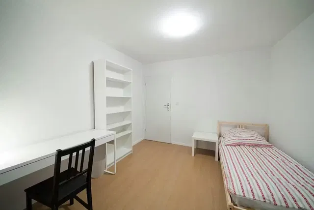 Kuchnia; sprzęt kuchenny, podłoga drewniana, światło dzienne, styl nowoczesny