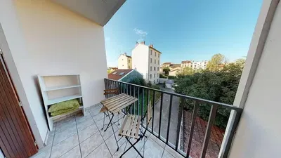 Cozinha; eletrodomésticos, chão de madeira, luz natural, estilo moderno