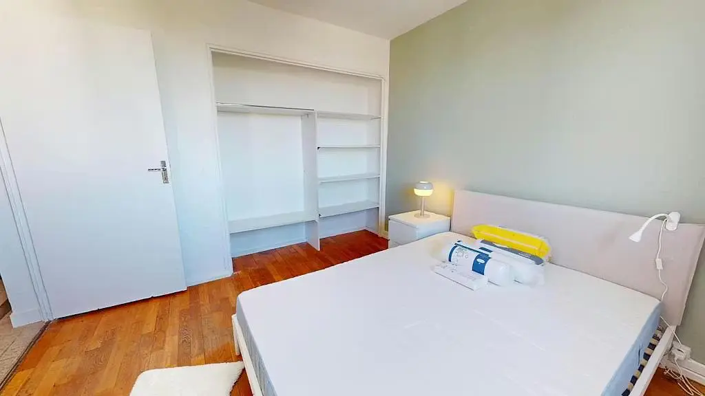 Sala de estar; chão de madeira, luz natural, estilo moderno