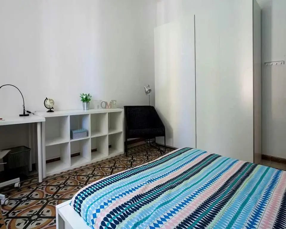 Mutfak; mutfak aletleri, ahşap zemin, doğal ışık, modern stil