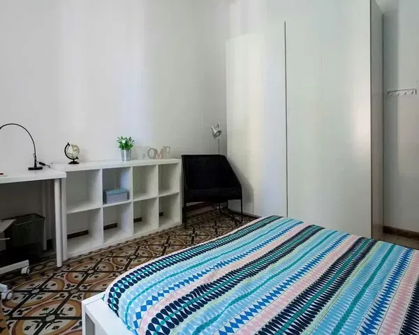 Kuchyně; kuchyňské spotřebiče, dřevěná podlaha, přirozené světlo, moderní styl