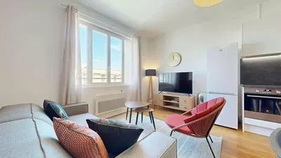 Sala de estar; chão de madeira, luz natural, estilo moderno