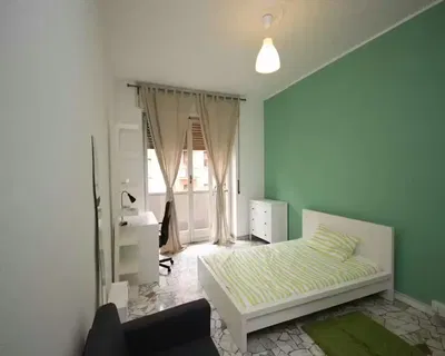 Кухиња; кухињски апарати, дрвени под, природно светло, модерни стил