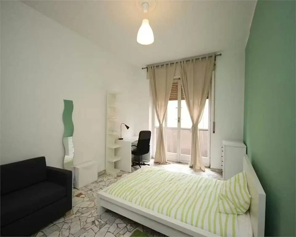 Κουζίνα; συσκευές κουζίνας, ξύλινο πάτωμα, φυσικό φως, μοντέρνο στυλ