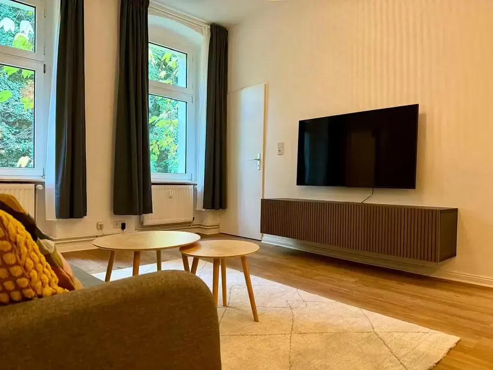 Кухиња; кухињски апарати, дрвени под, природно светло, модерни стил