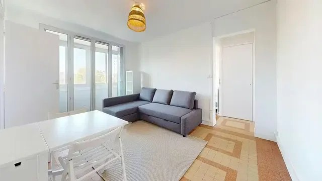 Cocina; electrodomésticos, suelo de madera, luz natural, estilo moderno