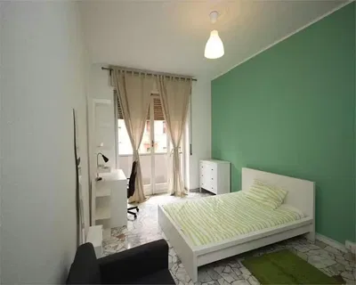 Κουζίνα; συσκευές κουζίνας, ξύλινο πάτωμα, φυσικό φως, μοντέρνο στυλ