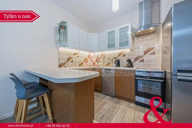 Cocina; electrodomésticos, suelo de madera, luz natural, estilo moderno