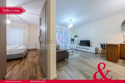 Keuken; keukenapparatuur, houten vloer, natuurlijk licht, moderne stijl