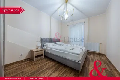 Keuken; keukenapparatuur, houten vloer, natuurlijk licht, moderne stijl