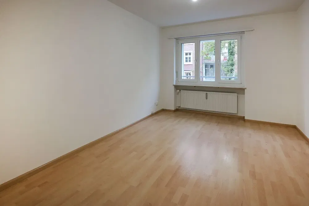 Cucina; elettrodomestici, pavimento in legno, luce naturale, stile moderno