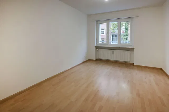 Küche; küchengeräte, holzboden, tageslicht, moderner stil