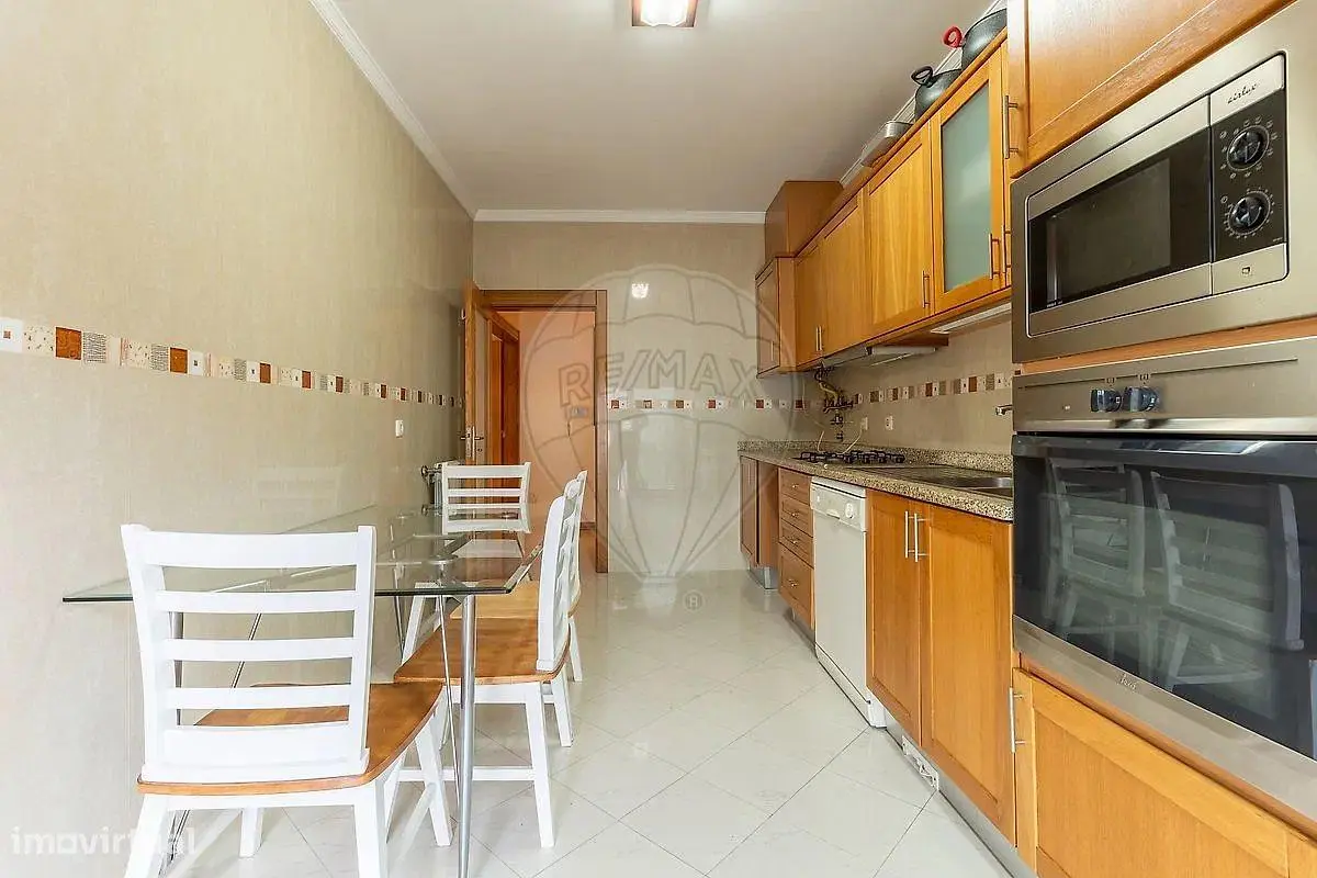 Küche; küchengeräte, holzboden, tageslicht, moderner stil