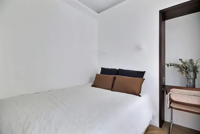 Dnevni boravak; drveni pod, prirodna svjetlost, moderan stil