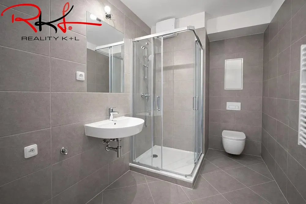 Кухня; кухненски уреди, дървен под, естествена светлина, модерен стил