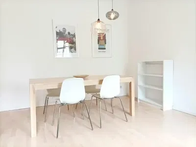 Κουζίνα; συσκευές κουζίνας, ξύλινο πάτωμα, φυσικό φως, μοντέρνο στυλ