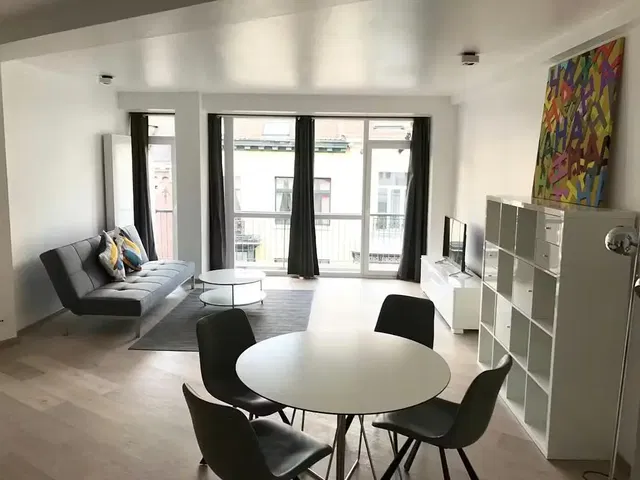 Salon; parquet, lumière naturelle, style moderne