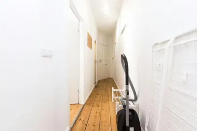 Kuchnia; sprzęt kuchenny, podłoga drewniana, światło dzienne, styl nowoczesny