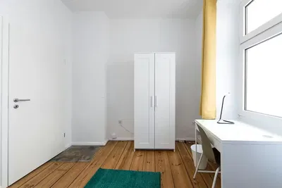 Keuken; keukenapparatuur, houten vloer, natuurlijk licht, moderne stijl