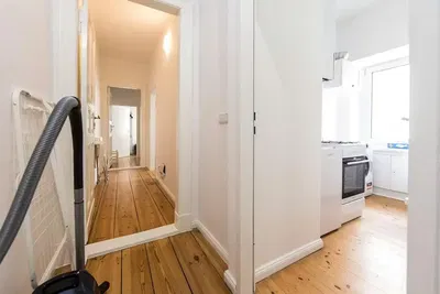 Kuchnia; sprzęt kuchenny, podłoga drewniana, światło dzienne, styl nowoczesny