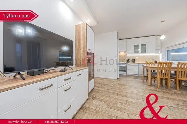 Cocina; electrodomésticos, suelo de madera, luz natural, estilo moderno