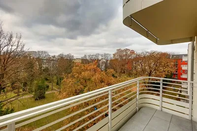 Κουζίνα; συσκευές κουζίνας, ξύλινο πάτωμα, φυσικό φως, μοντέρνο στυλ