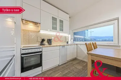 Woonkamer; houten vloer, natuurlijk licht, moderne stijl