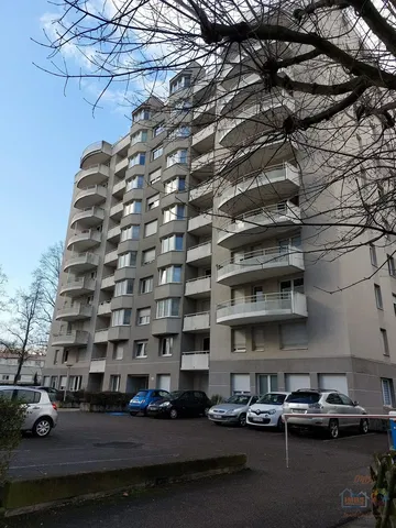 Keuken; keukenapparatuur, houten vloer, natuurlijk licht, moderne stijl